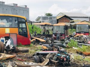 Ratusan Bangkai Bus Transjakarta Hasil Tender Tahun 2013 Dipotong Dan Dilebur