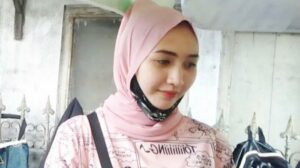 Viral Wanita Cantik Jual Rujak di Tasikmalaya, Pelanggan Beli Hingga 3 Kali Sehari