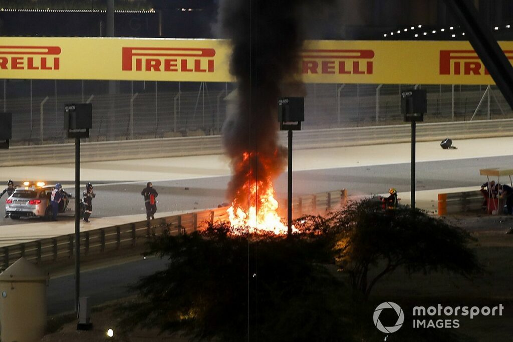 Mobil Grosjean Terbelah dan Terbakar Hebat, Hamilton Juara F1 GP Bahrain