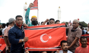 Milad ke-44 GAM, Massa Kibarkan Bendera Bulan Bintang Aceh Dijaga Personel TNI