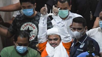 Tahanan Satu Sel di Rutan Narkoba Histeris, Berebut Peluk dan Cium Tangan Habib Rizieq