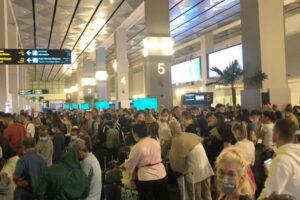 Kerumunan di T3 Bandara Soetta, Netizen: Yang Nggak Boleh Berkerumun Cuma HRS dan FPI