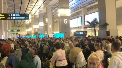 Kerumunan di T3 Bandara Soetta, Netizen: Yang Nggak Boleh Berkerumun Cuma HRS dan FPI