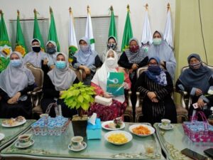Fahira Idris Berikan Penghargaan Pada Para Ustadz-Ustadzah di DKI Jakarta