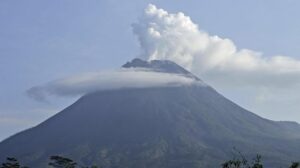 Status Merapi-Sinabung Siaga, Status Anak Krakatau-Semeru Naik Jadi Waspada