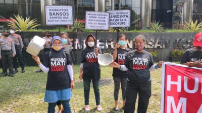 Sambangi Gedung KPK Bawa Panci dan Wajan, Emak-Emak Desak Juliari Batubara Dihukum Mati