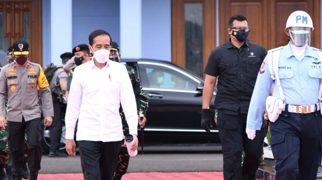 Komentari Kunjungan Jokowi ke Kalsel, Andi Arief: Jangan Seperti Capung Nemplok
