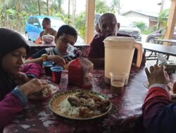 Kocak! Disangka Restoran, Sekeluarga Makan Di Rumah Orang Dan Minta Tambah