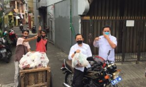 Habiburokhman dan Adnan Taufiq Boncengan Naik Motor Bagi Sembako dan Santunan di Kayuputih