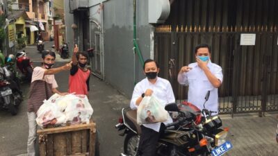 Habiburokhman dan Adnan Taufiq Boncengan Naik Motor Bagi Sembako dan Santunan di Kayuputih