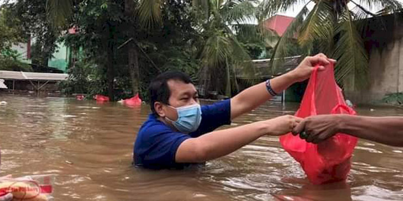 Buzzer Sibuk Nyinyir Banjir, Ketua Demokrat DKI Langsung Nyemplung Bagi Bantuan
