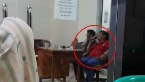 Viral! Petugas Dinsos Karaokean Saat Warga Pekalongan Meminta Bantuan