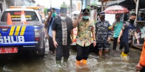 Dua Pekan Banjir Pekalongan Belum Surut, Wagub Jateng Taj Yasin Nekat Bongkar Tanggul