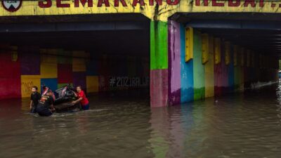 Banjir Kepung Kota Semarang, Bandara Ditutup Jalur Pantura Lumpuh Tak Bisa Dilalui