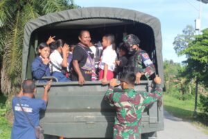 Aksi Nyata Satgas Pamtas Yonif 403/Wirasada Pratista Dukung Pendidikan Anak-Anak Arsotami di Perbatasan.