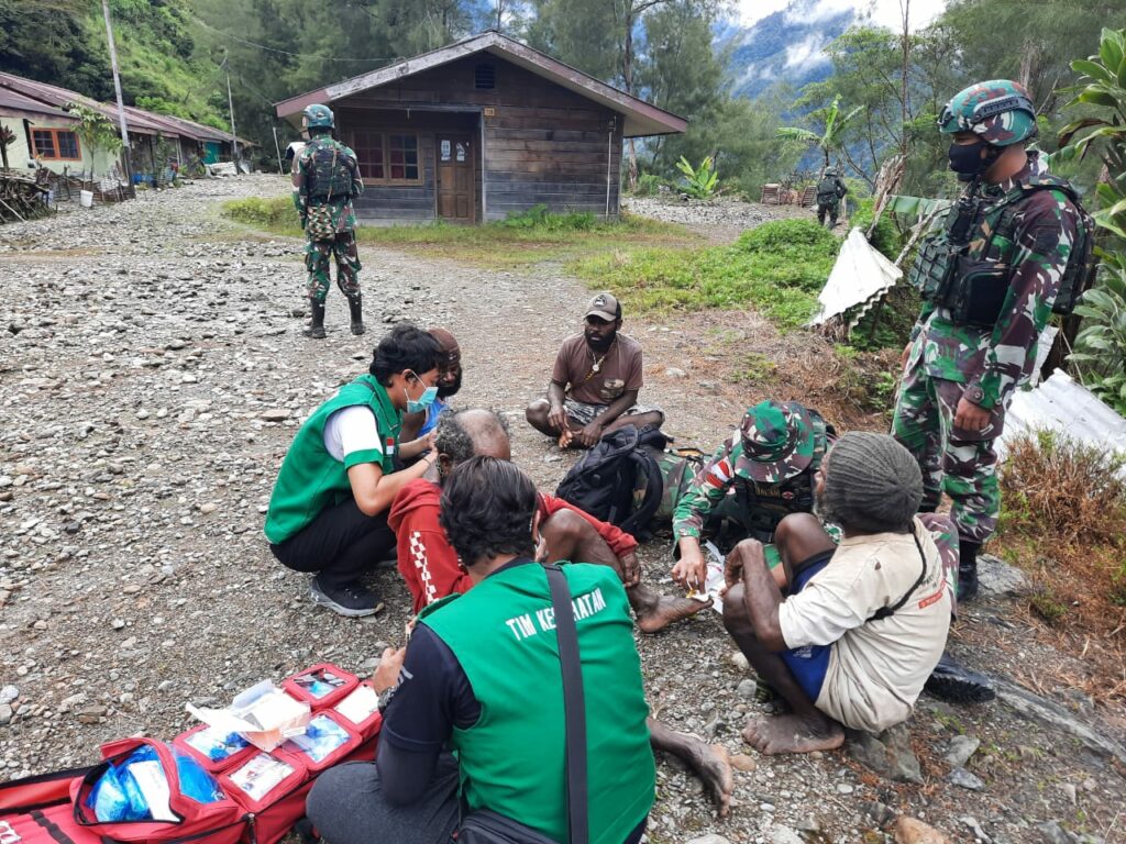 Sinergi Satgas TNI Yonif 756/WMS dan Dinkes Mimika Dukung Layanan Kesehatan Warga Kampung Opitawak