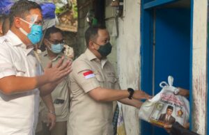 Operasi Bantu Rakyat Di Tengah Pandemi, Habiburokhman dan Adnan Taufiq Sambangi Utan Kayu Selatan