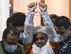 Subhanallah! Dakwah Dalam Penjara, Habib Rizieq Shihab Islamkan 2 Tahanan Ayah dan Anak