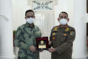 Gubernur DKI Anies Baswedan Raih Penghargaan Karya Bhakti Peduli Satpol PP Dari Kemendagri