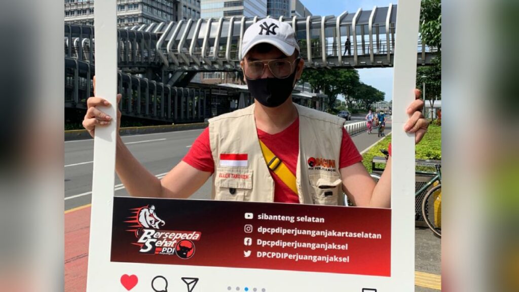 Berfoto Dengan Latar Halte dan JPO Instagrammable Besutan Anies, Kader PDIP: Keren!