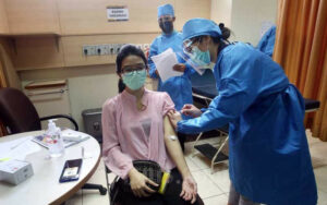 Viral! Video Guru di Kota Padang Tiba-Tiba Terjatuh Pingsan Usai Vaksin COVID-19