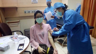 Viral! Video Guru di Kota Padang Tiba-Tiba Terjatuh Pingsan Usai Vaksin COVID-19