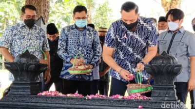 Ziarah Ramadhan di Purworejo, AHY Nyekar ke Makam Sarwo Edhie Wibowo