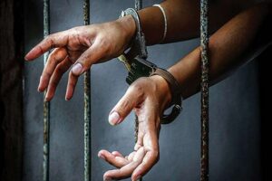 Lepas Baju Hingga Telanjang di Depan Polisi Sambil Caci Maki, Wanita Ini Dipenjara 10 Tahun