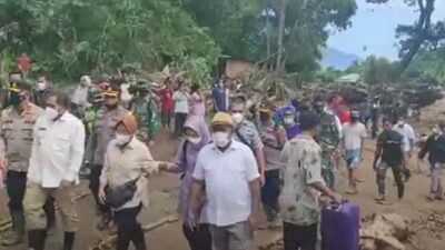Tinjau Korban Banjir Bandang NTT, Mensos Risma Marah-Marah