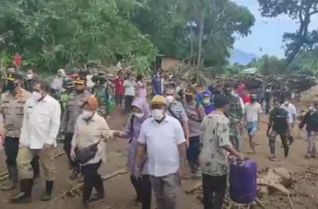 Tinjau Korban Banjir Bandang NTT, Mensos Risma Marah-Marah