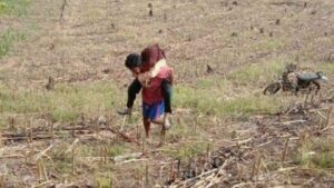 Demi Dapat Sinyal Untuk Ujian Online, Siswi Penderita Jantung Digendong Ibunya Ke Puncak Gunung