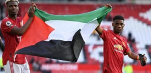 Paul Pogba dan Amad Diallo Kibarkan Bendera Palestina Keliling Lapangan, Fans MU Tepuk Tangan