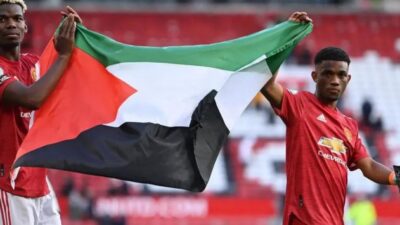 Paul Pogba dan Amad Diallo Kibarkan Bendera Palestina Keliling Lapangan, Fans MU Tepuk Tangan