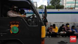 Cerita Mahasiswa UI Ikut Demo Buruh: Ditangkap, Dipukuli dan Dibiarkan Berdesakkan Dalam Mobil