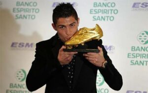 Cristiano Ronaldo Rela Lelang Sepatu Emas Demi Bangun Sekolah di Gaza Untuk Anak Palestina