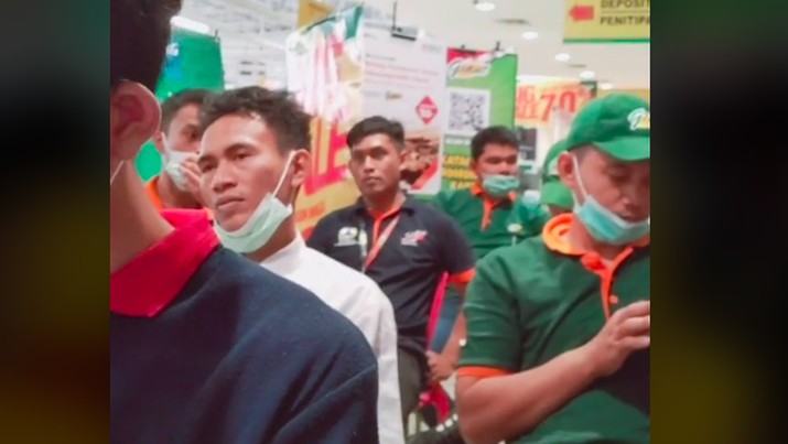 Viral! Video Tangis Pilu Para Karyawan Giant Saat Tahu Bakal Tutup Permanen