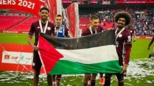 Ketika Choudhury dan Fofana Bentangkan Bendera Palestina di Final Piala FA