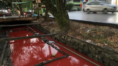 Viral! Air di Parit Berubah Jadi Merah, Warga Kota Pontianak Heboh