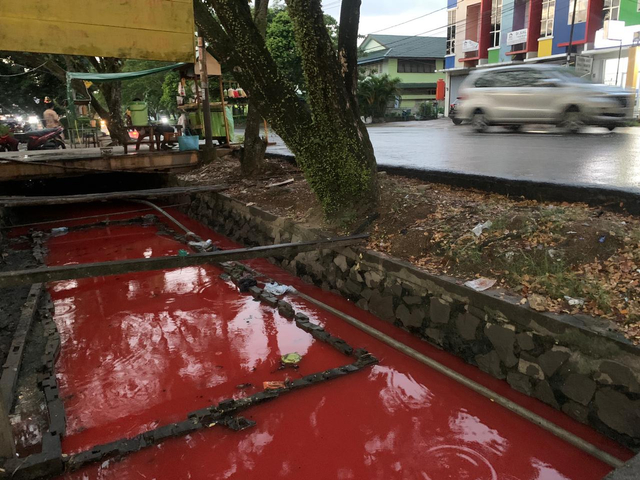Viral! Air di Parit Berubah Jadi Merah, Warga Kota Pontianak Heboh