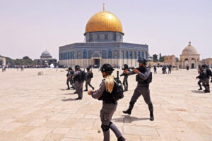Langgar Gencatan Senjata, Polisi Israel Kembali Serang Jamaah di Masjid Al Aqsa