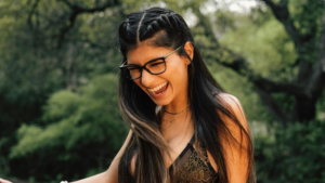 Kisah Hidup Mia Khalifa, Dari Bintang Porno Hingga Jadi Aktivis Kemanusiaan
