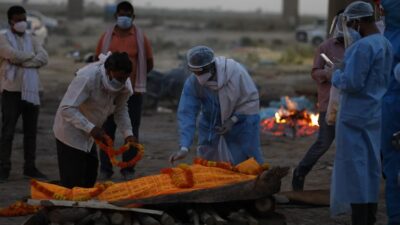 Warga India Percaya Mandi dan Oleskan Kencing Serta Kotoran Sapi Ampuh Obati COVID-19