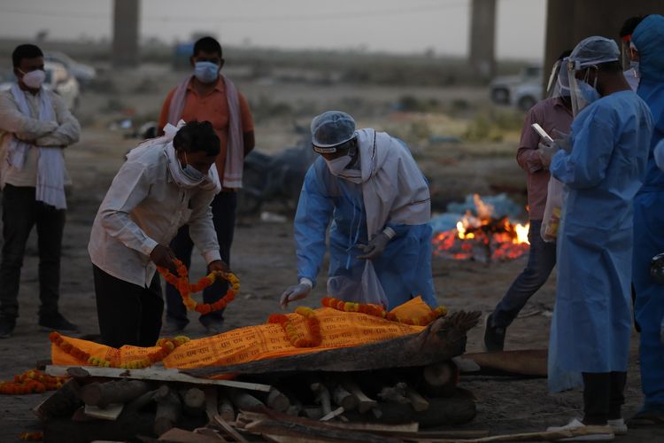 Warga India Percaya Mandi dan Oleskan Kencing Serta Kotoran Sapi Ampuh Obati COVID-19