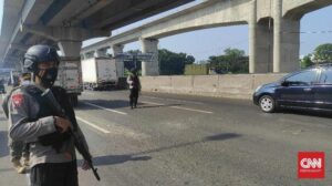 Brimob Bersenjata Laras Panjang Diturunkan Kawal Pos Penyekatan Mudik di Cikarang Barat