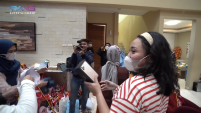 Viral! Bagi-Bagi Hampers Lebaran, Pegawai Nagita Slavina Girang Dapat iPhone 11