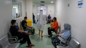 Kasus COVID-19 Meledak, 5 Organisasi Dokter Desak PPKM Total
