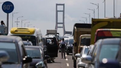 Tolak Tes Swab Antigen, Warga Sampang Ini Melawan dan Tantang Duel Petugas di Suramadu