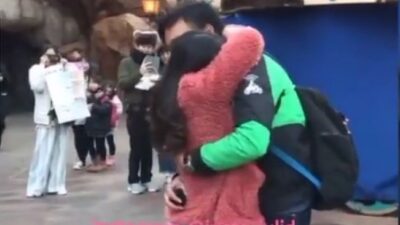 Bikin Haru! Kenakan Jaket Ojol, Pria Ini Nyusul Sahabatnya Ke Jepang Dan Lamar Jadi Istrinya
