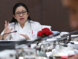 Didampingi Gibran, Puan Maharani Bagi-Bagi Sepeda Motor Untuk Petani-Peternak Solo