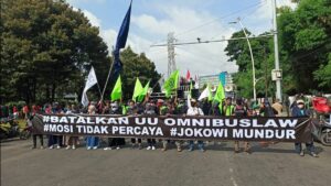 Jokowi Minta MK Tolak Semua Gugatan UU Cipta Kerja, Aktivis: Bentuk Intervensi Hukum